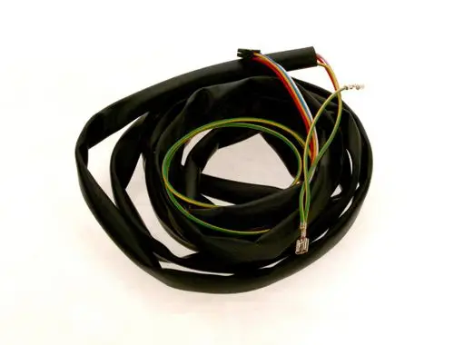Schwarzes Kabel mit mehreren farbigen Leitungen, die eventuell für digitale Kommunikation genutzt werden, wie von Bosch hergestellt.